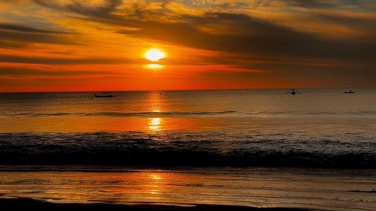 Sunset Palms Beach Villa Jimbaran Exterior foto